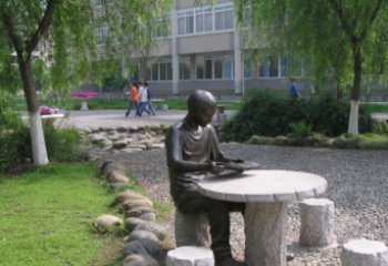 商丘坐石桌凳看书的学生铜雕