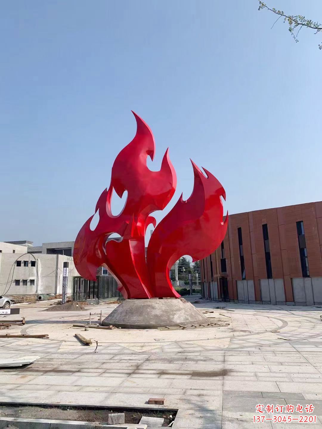 商丘大学操场抽象不锈钢火苗雕塑